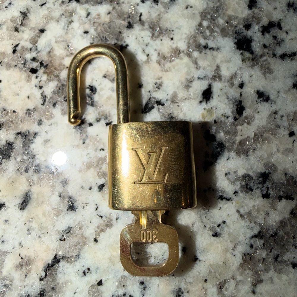 🔐 Authentic Louis Vuitton Lock & Key #300 🔐 - Picture 3 of 3